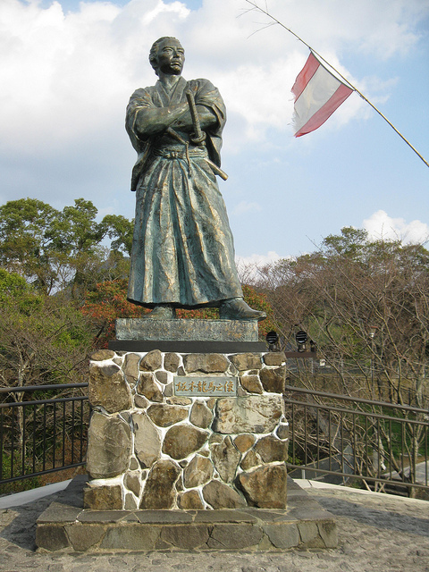長崎の坂本龍馬像に、かわいすぎる偽物が現れる
