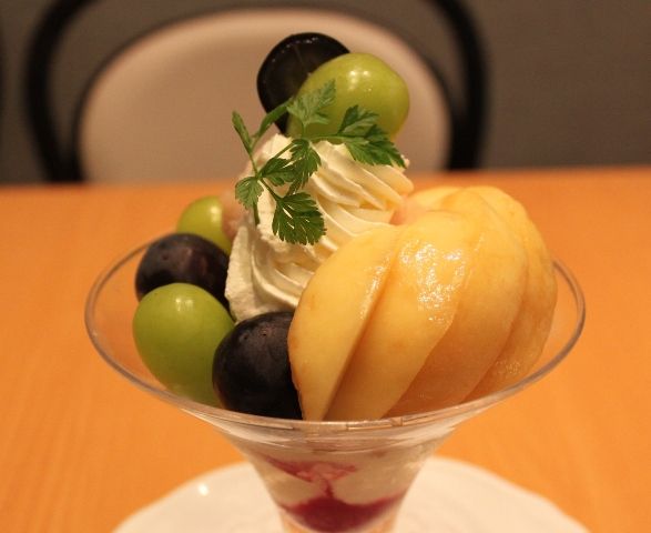 岡山市自慢の「白桃」、東京でパフェになりました