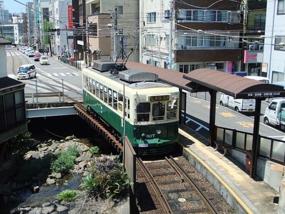 長崎電鉄、停留所の真下はなんと川...驚く旅行者に地元民「ヨソの人から見たら珍しいのか」