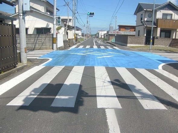 「合図」＝ウインカー点灯 岡山と香川にだけある道路標示、いったいなぜ？