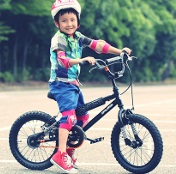 １輪車じゃない？ペダルなし２輪車  子どものバランス感覚育てる