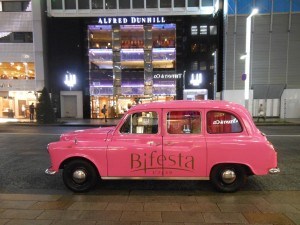 ピンクのタクシーでメイクと着替え　勝負ウィークの『変身女子』仕様！