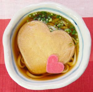 ハートのお揚げで「LOVEきつね」?　 バレンタインは「うどん」で目立っちゃお