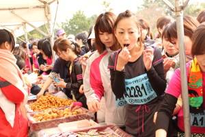 給スイーツは250種類！　 食べて走るスイーツマラソン