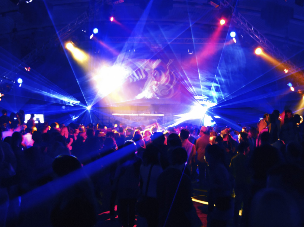 フランス国鉄がディスコ!?　 4000㎡のホームで踊ろう！