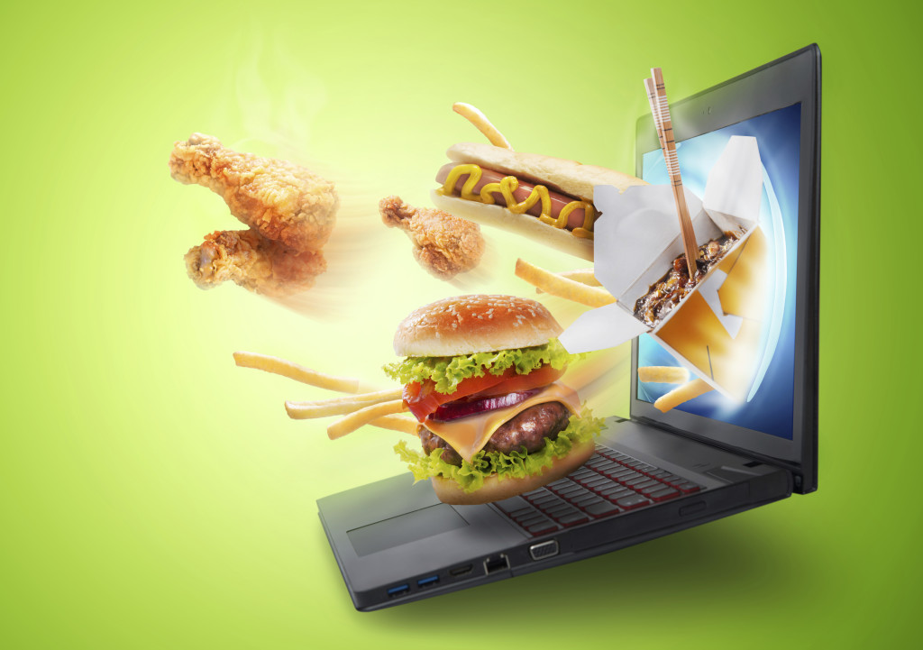 チキン食べながらＰＣ操作　 KFCのナイスなキーボード