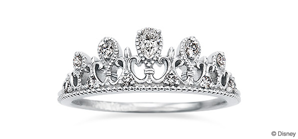プリンセスをイメージした婚約指輪！ 　しずく形の「プリンセスティアラ・ペアシェイプド」