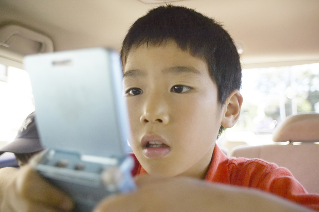 やはり長時間のゲーム遊びは注意が必要！　子どもの言語能力が低下するおそれ