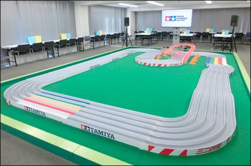 サラリーマンの新たな社交場? 新橋でミニ四駆が楽しめる
