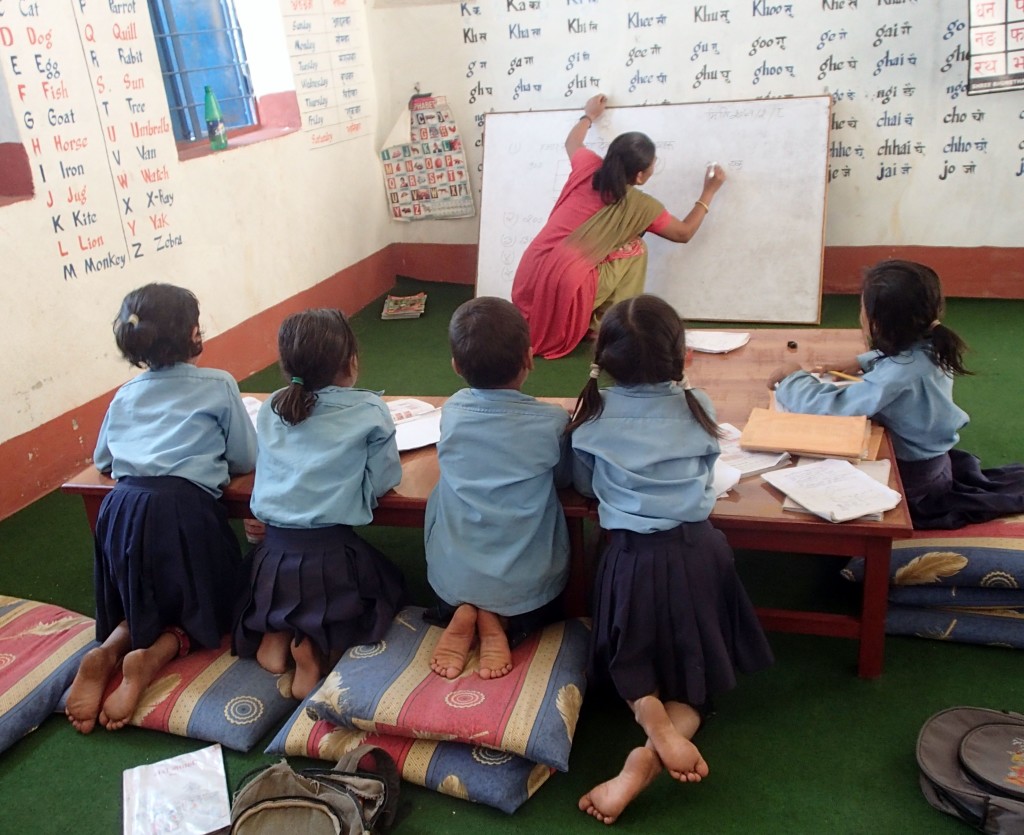 書き損じた年賀状でネパールの子どもを支援しよう　25枚で教室の机に！