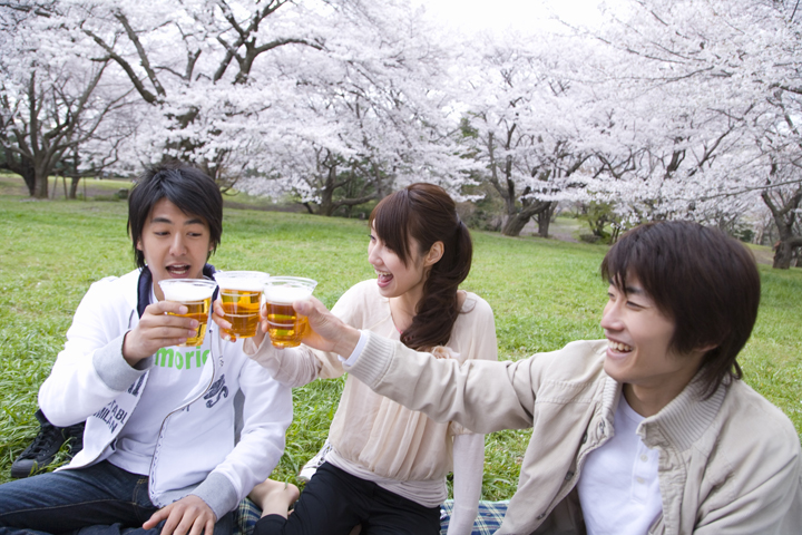 お花見でビール、は親しい人と【ＯＶＯ調査】