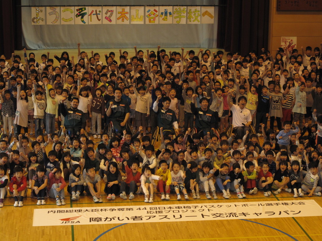 車いすバスケ体験に子どもたち歓声 　日本選手権を前に小学校でキャラバン