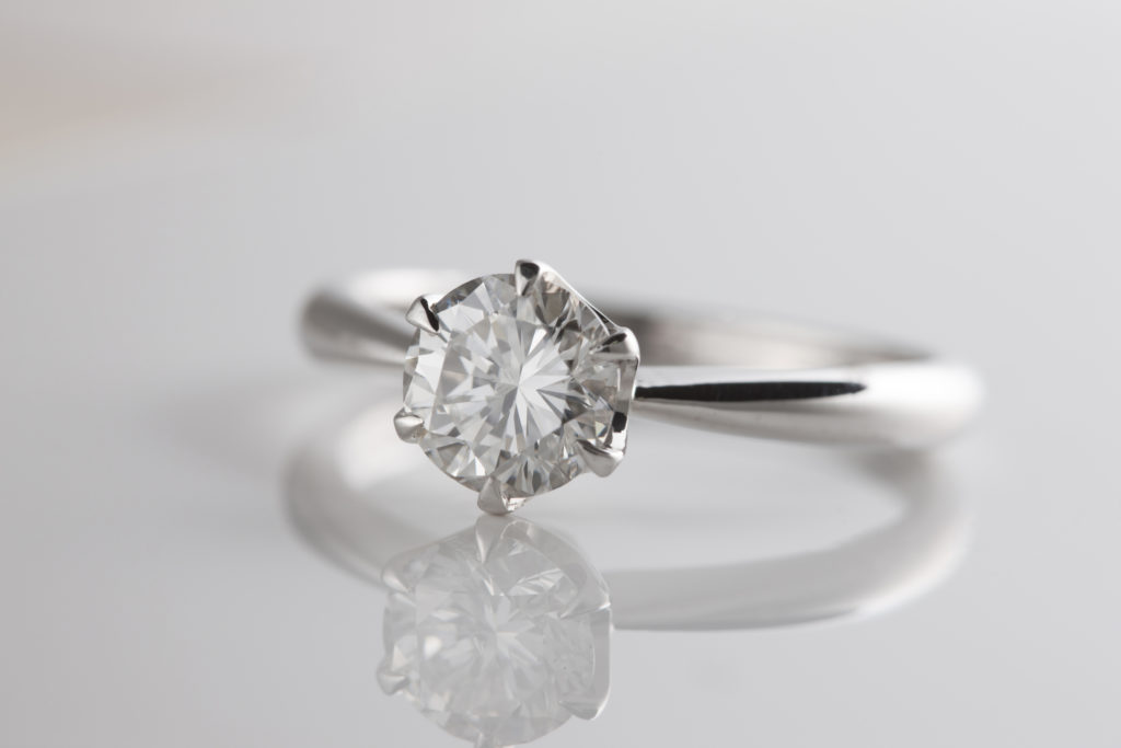 あなたは婚約指輪あり派？なし派？　平均額は34.7万円
