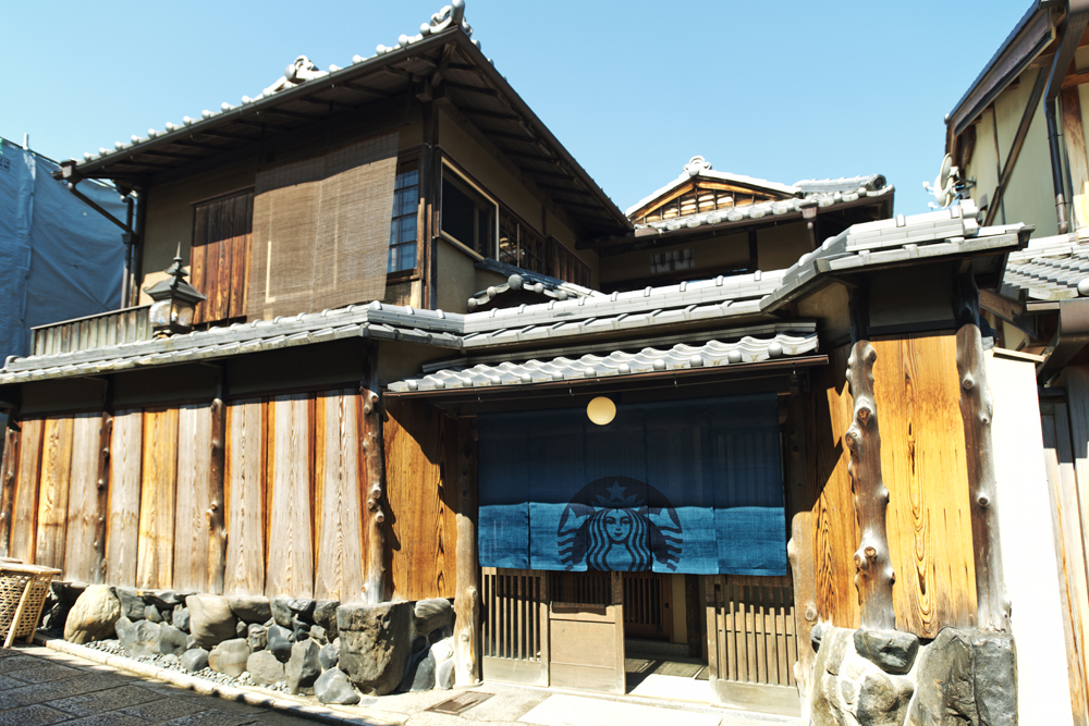 のれんや畳の間があるスタバ　清水寺近くに「京都二寧坂ヤサカ茶屋店」オープン