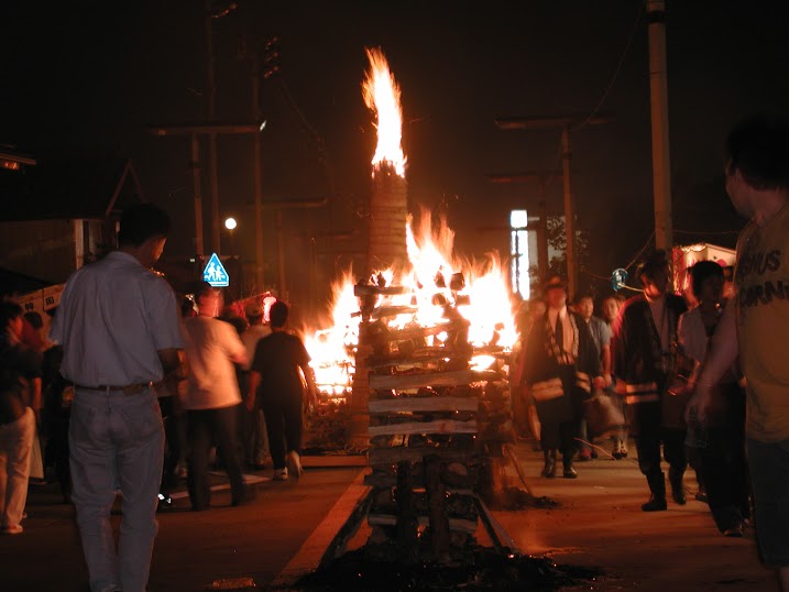 火祭り・芋くらべ・ヨッカブイ…奇妙奇天烈な夏の奇祭