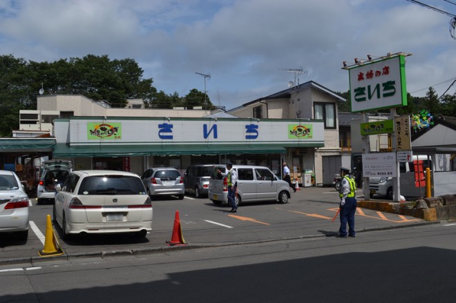 個人経営のスーパーですが、駐車場には何と警備員さんが二人も。平日の昼間なのに、この日は満車になっていました。