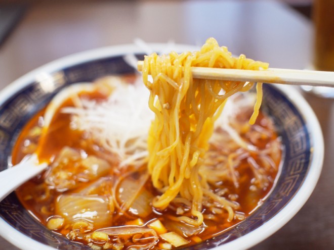 ややちぢれた中華麺に、ラー油と醤油味のスープがよくからみます。