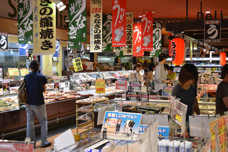 夕飯の食材調達に向けて、にぎわいを見せる店内。