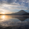 本栖湖と富士山