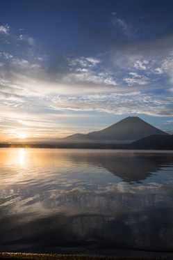 本栖湖と富士山