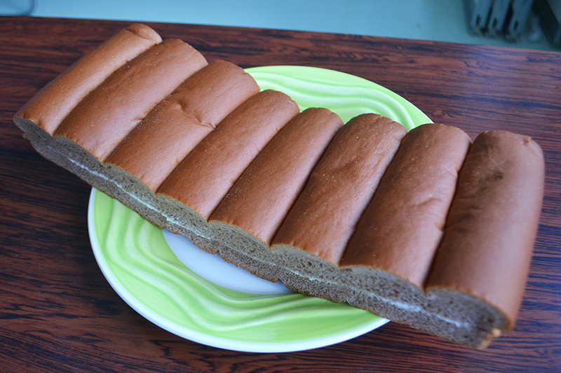 枕にできそうなビッグサイズのパン！　沖縄県うるま市の「なかよしパン」
