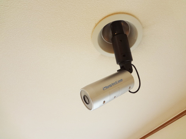 “照明用ソケットに取り付けるだけ”のお手軽監視カメラ「PlugInCam」