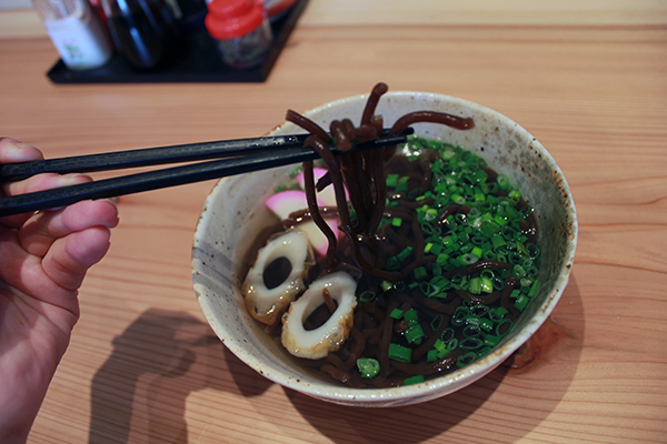 麺が黒い！？サツマイモ100％長崎県島原市の「六兵衛うどん」