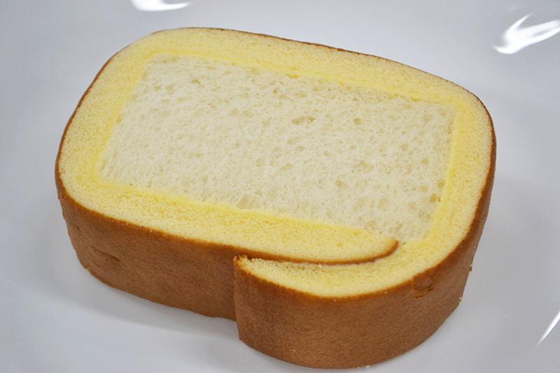 スポンジケーキの中は……なんと食パン!?　鹿児島県姶良市の「スナックブレッド」