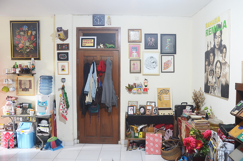 インドネシアの下宿屋さん「コス」に住まう、クリエイティブなカップル。お気に入りのアートが溢れる住まい