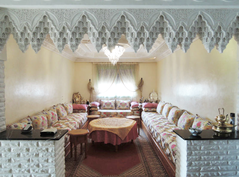 客人を迎え入れるゴージャスなサロンが魅力的、 典型的なモロッコスタイルのアパルトマンで暮らす三世代家族。
