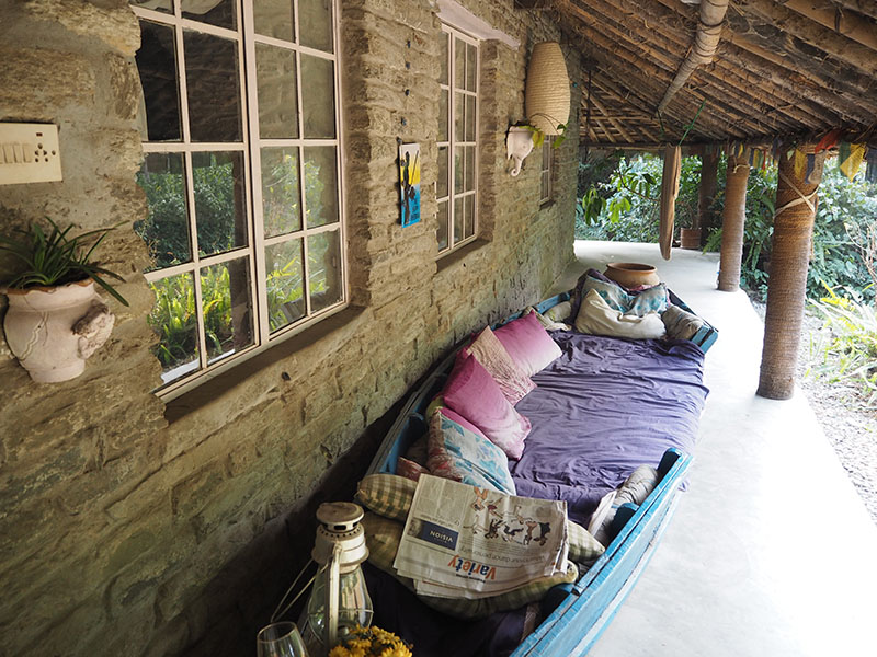  ネパールの石壁の茅葺き農家をリフォーム。 シンプル＆温もりのある夫婦の暮らし